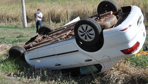 Capotamento deixa duas mulheres feridas na SP-294
