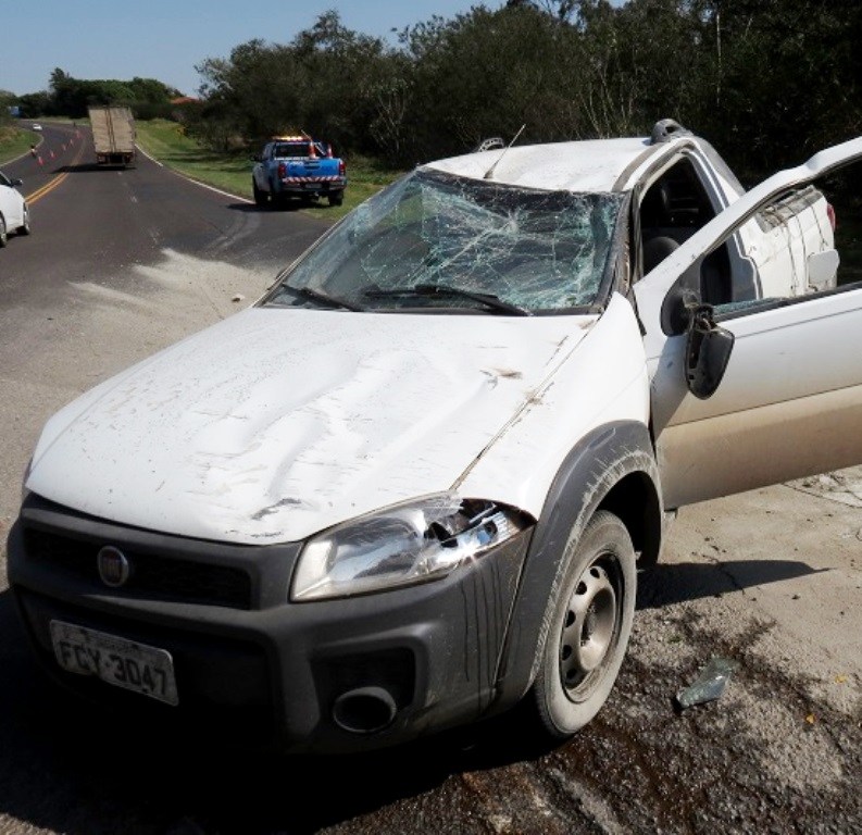 Capotamento na SP-294 deixa motorista levemente ferido