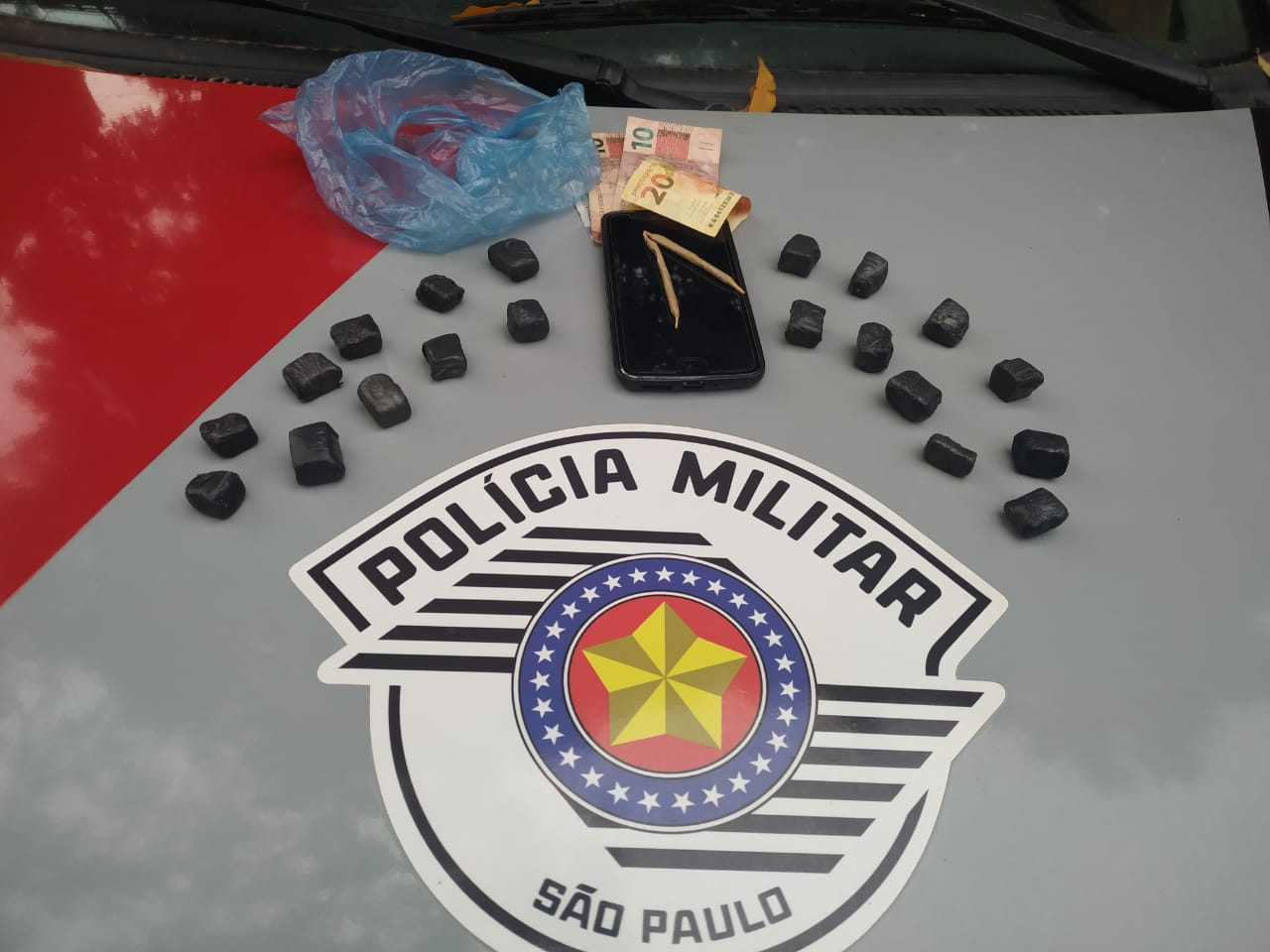 Após denuncia de aglomeração de pessoas em baile funk, Polícia Militar apreende menos infrator por tráfico de drogas e prende dois homens por porte de drogas.