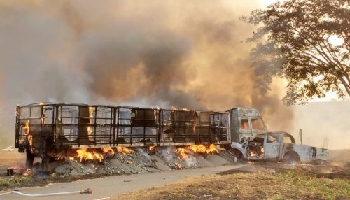 Caminhão e caminhonete pegam fogo após acidente