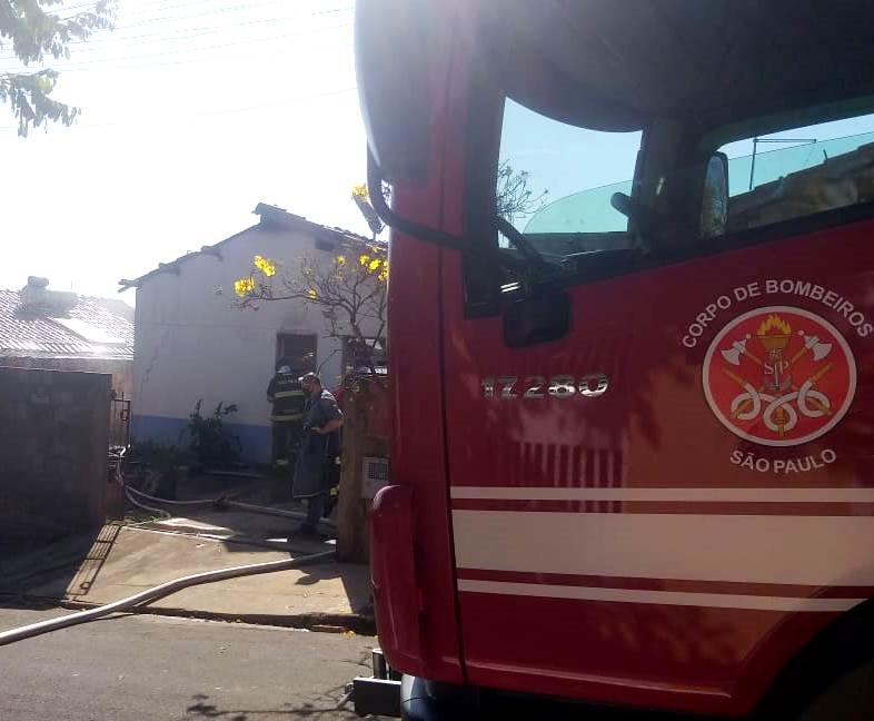 Armado com faca, homem põe fogo na própria casa em Adamantina