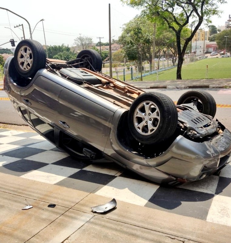 Frentista fica preso embaixo de veículo após mulher capotar carro em posto de combustíveis