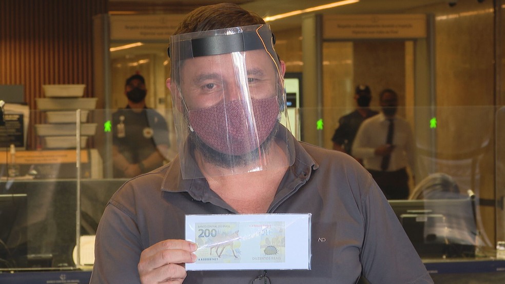 Bombeiro militar é o primeiro brasileiro a conseguir nova cédula de R$ 200