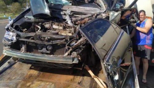 Acidente entre carro e carreta deixa motorista ferido