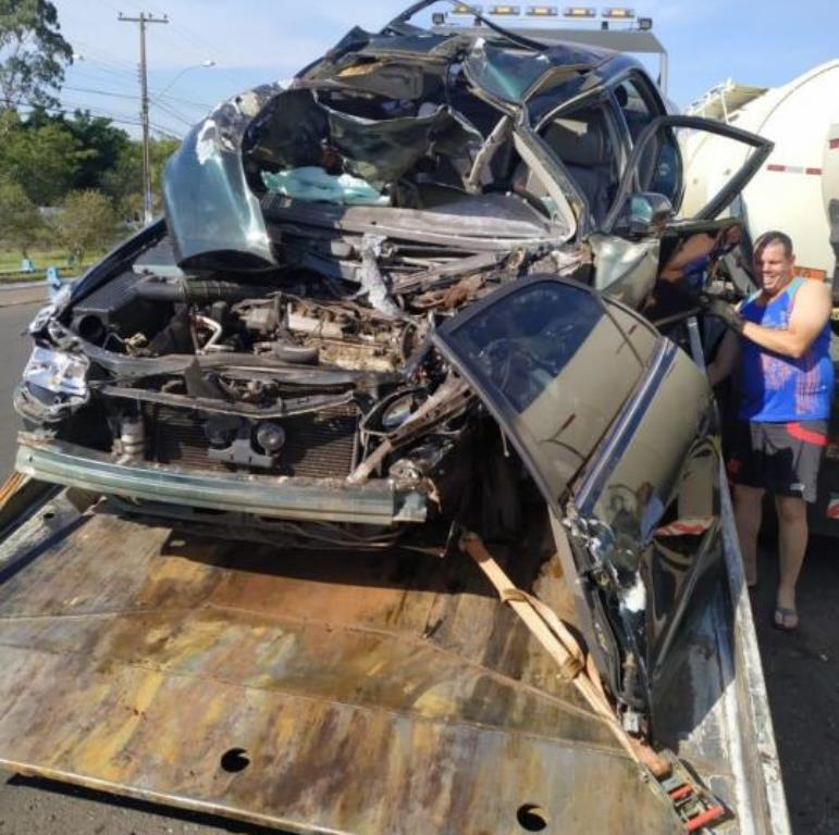 Acidente entre carro e carreta deixa motorista ferido