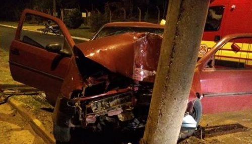 Menor de idade sobe em canteiro e bate em poste em Tupã-SP