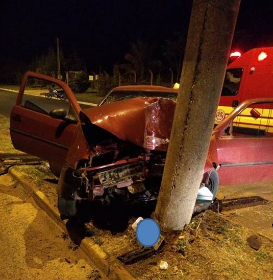 Menor de idade sobe em canteiro e bate em poste em Tupã-SP