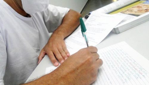 Rotina de aulas muda e presos de SP continuam estudando
