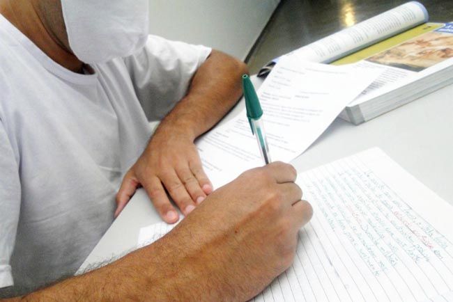 Rotina de aulas muda e presos de SP continuam estudando
