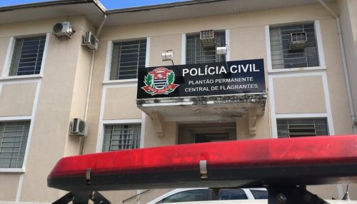 Motorista é flagrado dirigindo carro sem um dos pneus e acaba preso por embriaguez