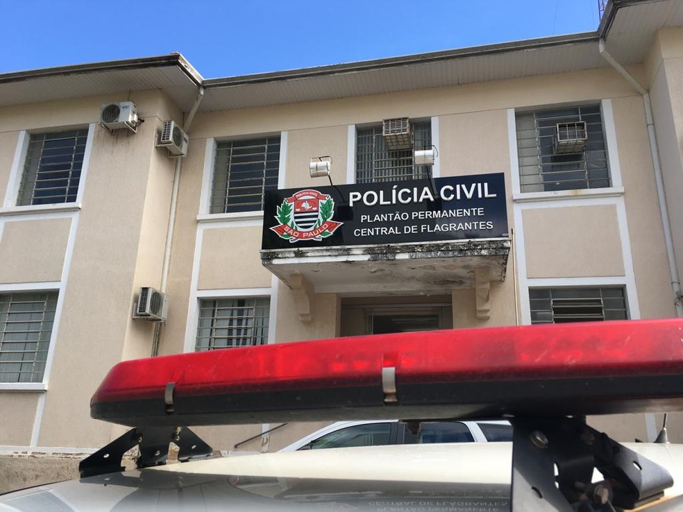 Motorista é flagrado dirigindo carro sem um dos pneus e acaba preso por embriaguez