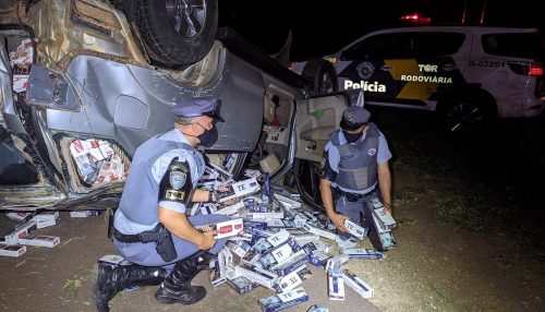 Homem tenta fugir de abordagem policial e capota caminhonete furtada e carregada de cigarros contrabandeados