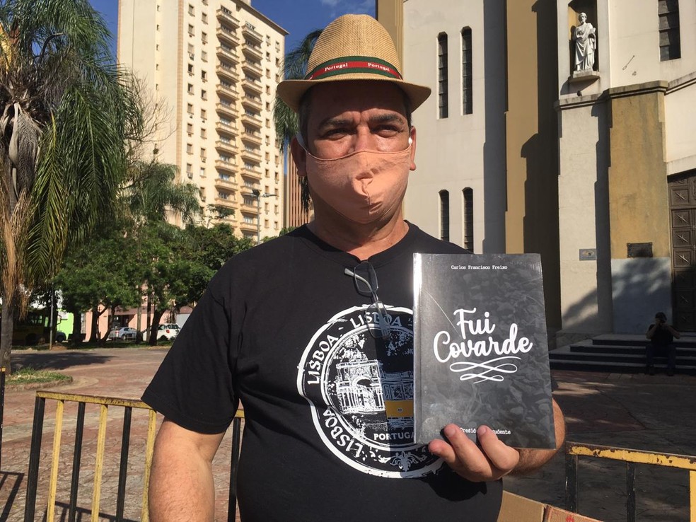 Escritor faz lançamento de livro de poesias com distribuição gratuita em praça no Centro de Presidente Prudente