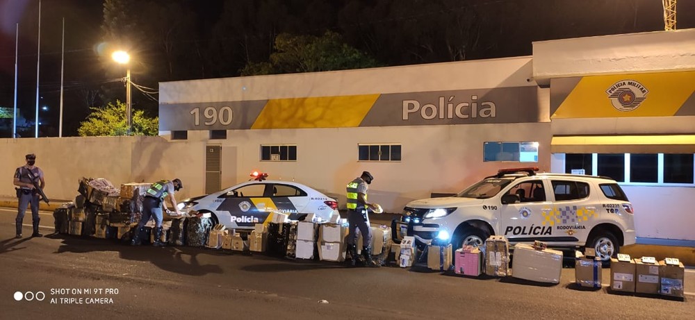 Eletrônicos diversos e perfumes oriundos do Paraguai são apreendidos durante abordagem policial na SP-270