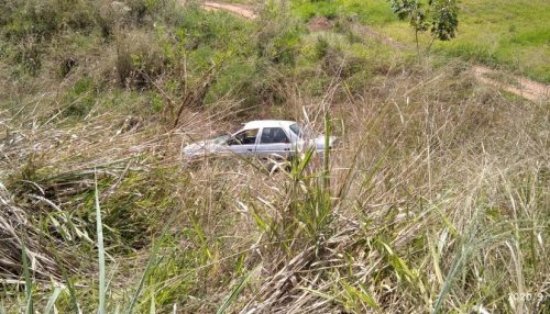 Motorista perde controle da direção e carro cai em ribanceira