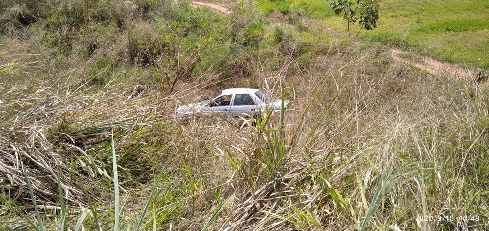 Motorista perde controle da direção e carro cai em ribanceira