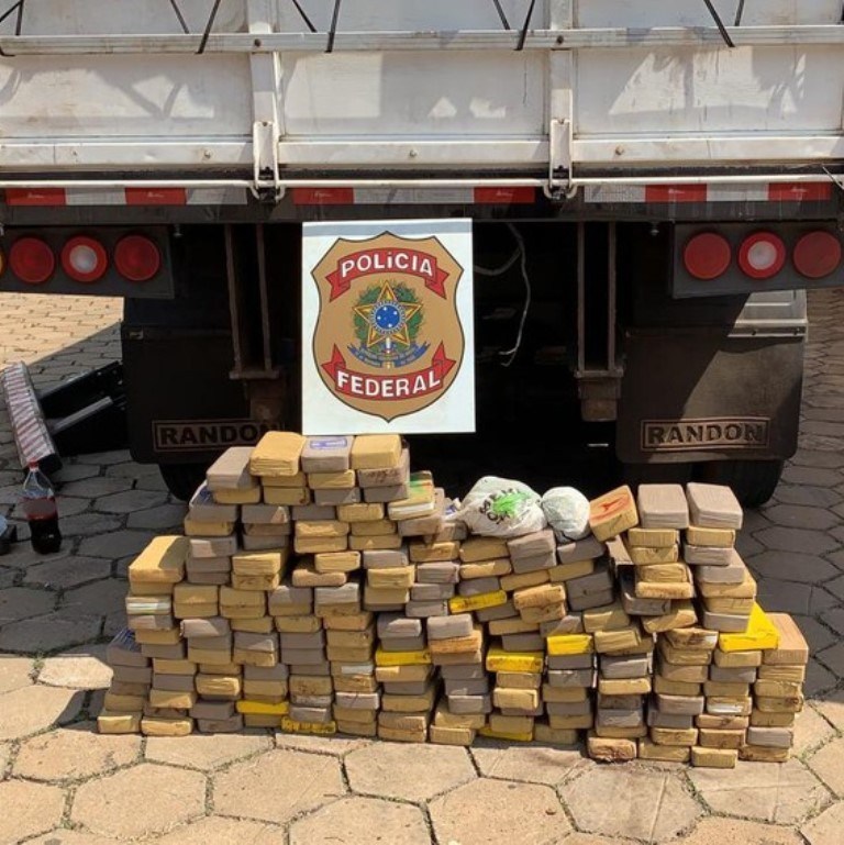 Polícia Federal apreende 200 kg de maconha escondida em carreta