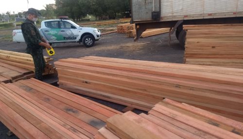 PM Ambiental flagra transporte e deposito de madeira irregular em Junqueirópolis