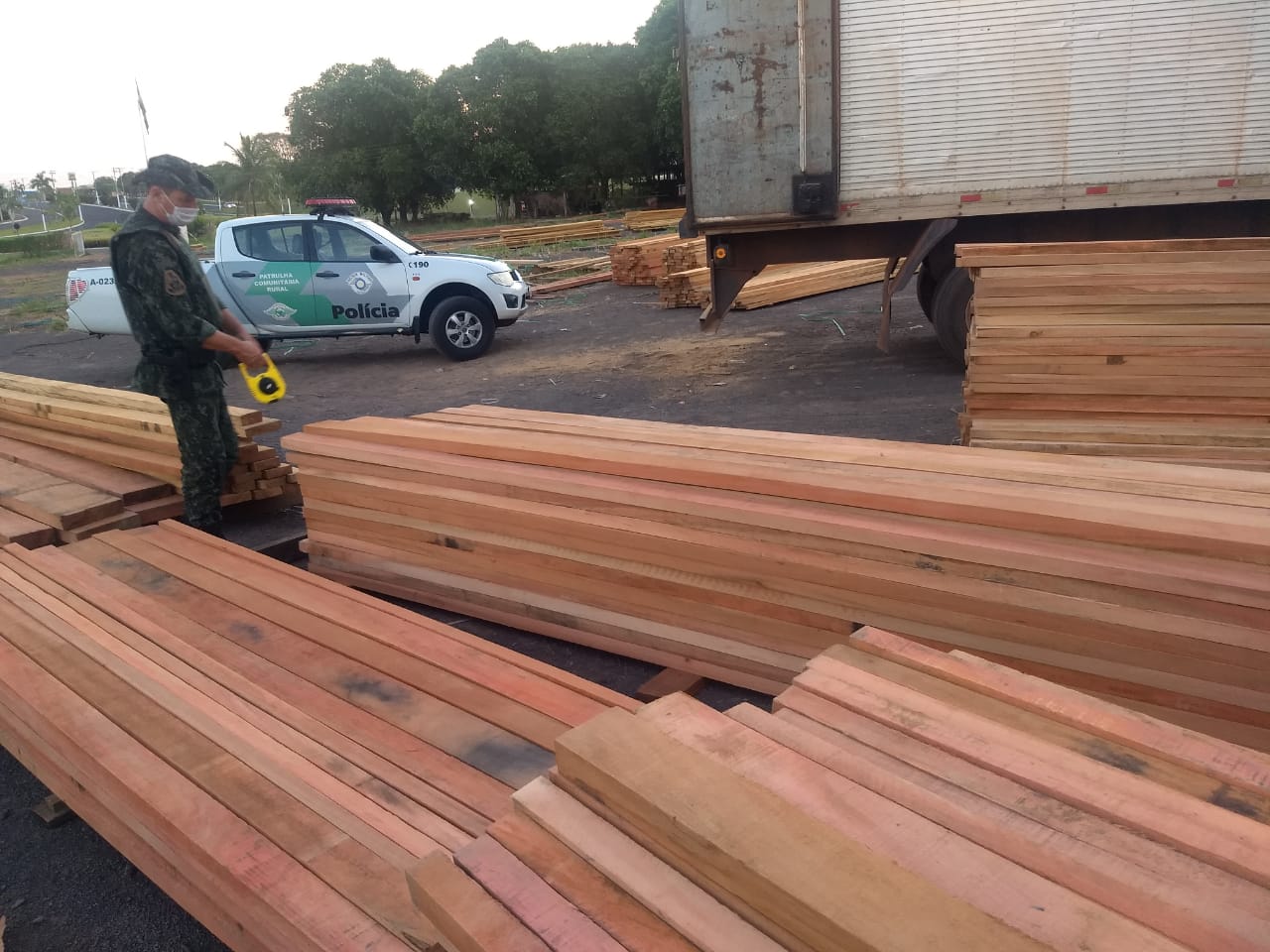 PM Ambiental flagra transporte e deposito de madeira irregular em Junqueirópolis