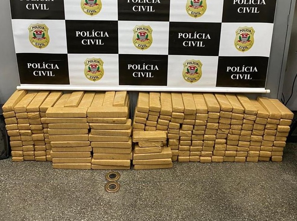 Investigação descobre rota de organização criminosa e apreende mais de 250 tabletes de maconha escondidos em caminhão