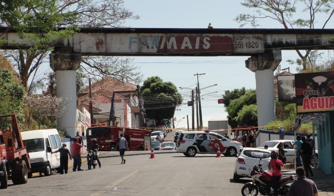 Após horas de negociação, mulher desiste de pular de pontilhão