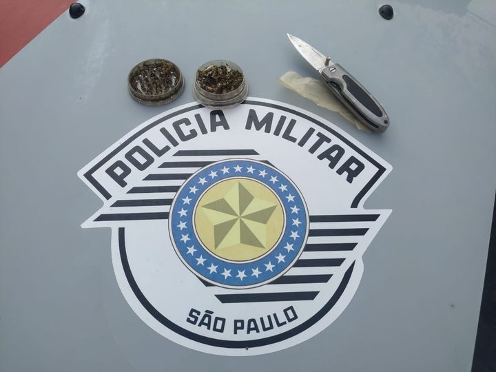 Em Inúbia Paulista, Policiais Militares surpreendem um homem do Estado do Mato Grosso com maconha
