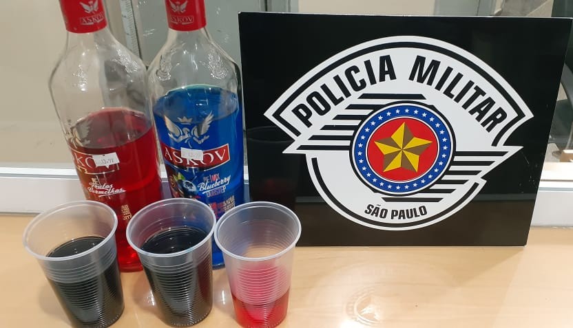 Polícia Militar de Dracena -SP, aborda grupo de menores ingerindo bebida alcoólica