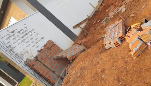 Eletricista fica ferido após desabamento de parede em Osvaldo Cruz