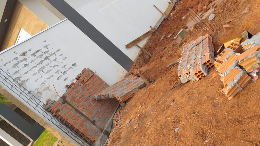 Eletricista fica ferido após desabamento de parede em Osvaldo Cruz