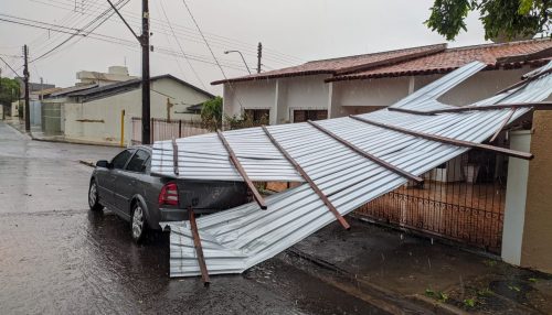 A chuva chegou intensa, causando danos e aliviando o forte calor em Adamantina