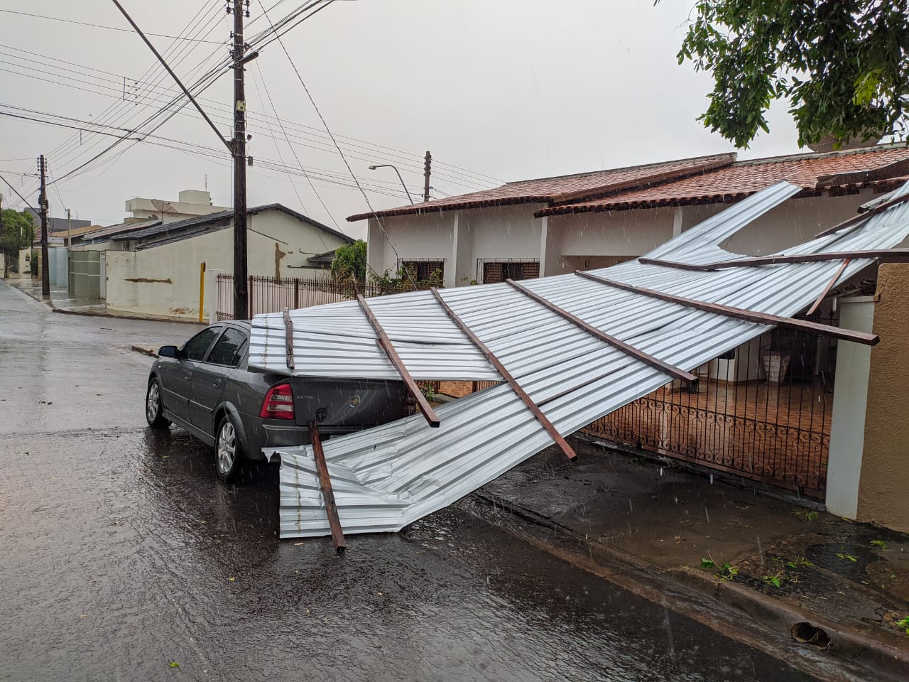 A chuva chegou intensa, causando danos e aliviando o forte calor em Adamantina