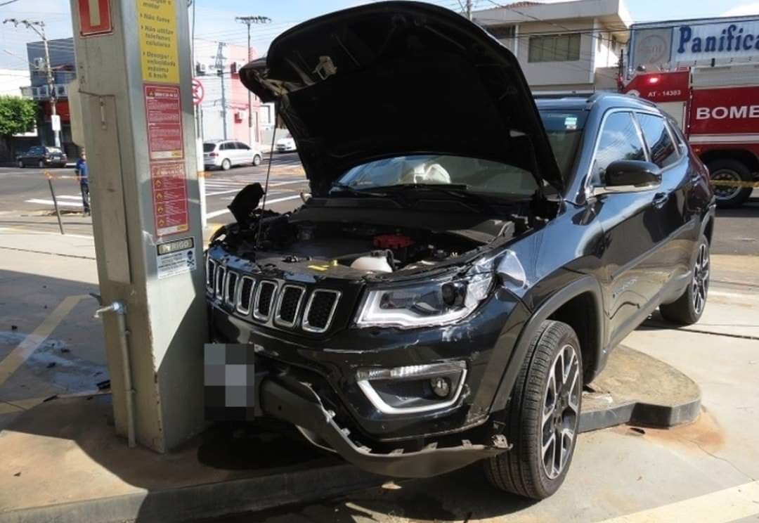 Motorista perde o controle da direção, bate em dois carros e derruba bomba de combustíveis de posto desativado em Dracena