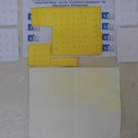 Quaisquer Pedaços De Papéis Servem De Transporte Da Droga Na Forma Líquida