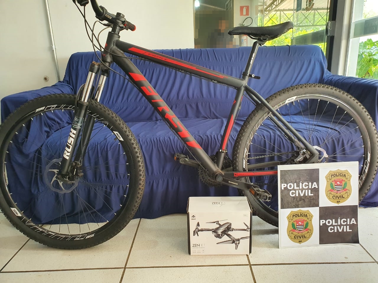 Polícia Civil apreende bicicleta e drone em imóvel alvo de mandado de busca em Dracena.