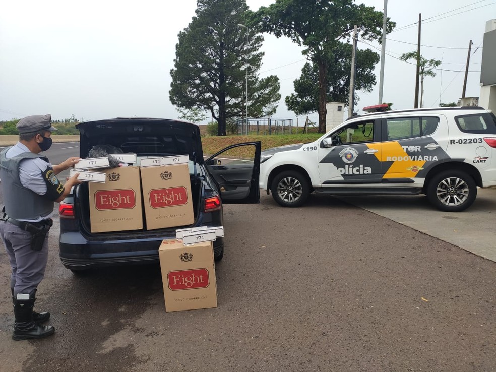 Fiscalização intercepta carga de cigarros contrabandeados do Paraguai que seria revendida em Salmourão