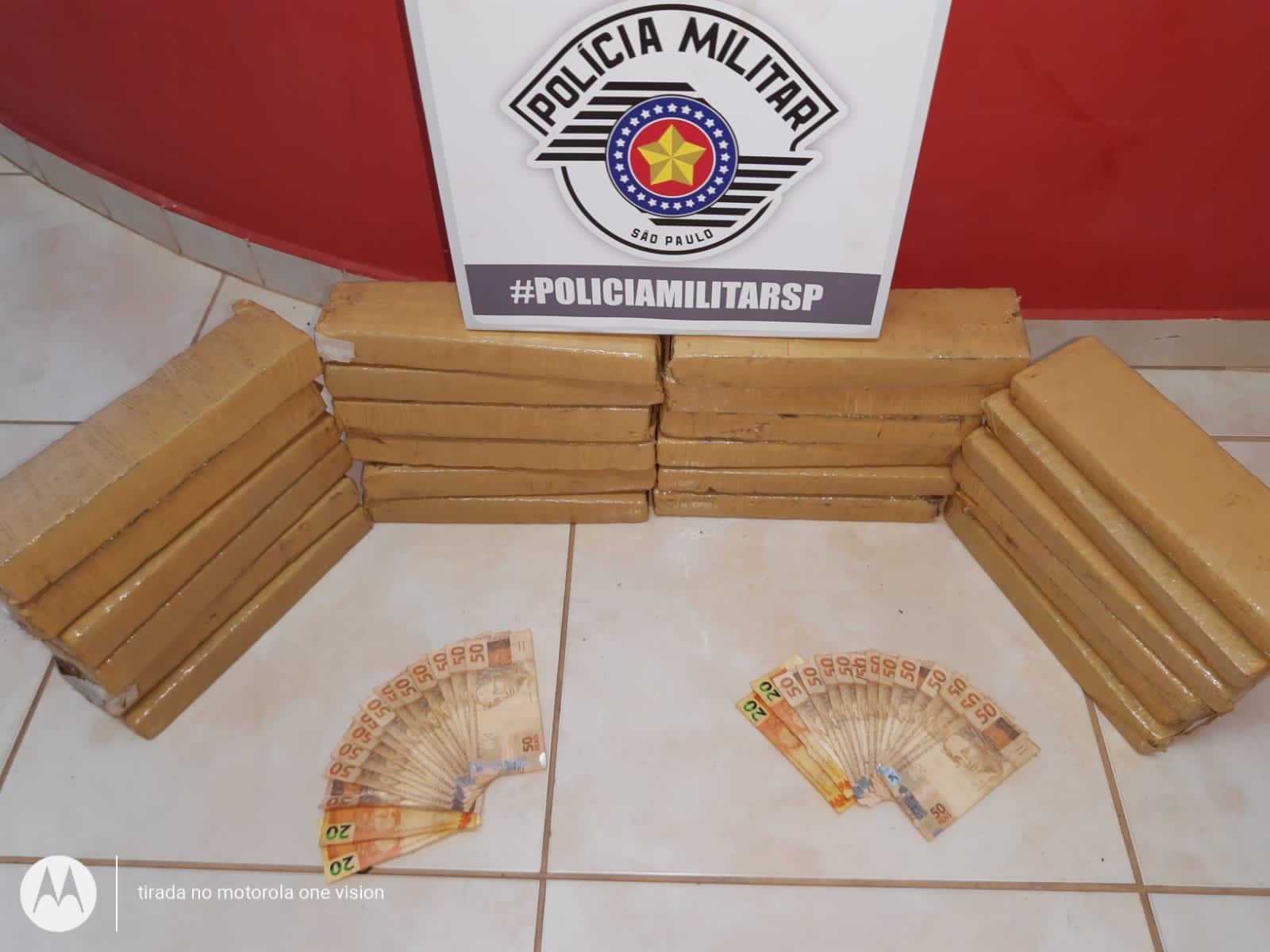 Polícia Militar prende dois homens por tráfico com 24 tijolos de maconha