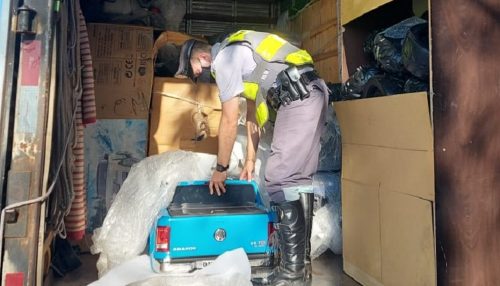 Polícia Rodoviária apreende robô e 15 carros infantis elétricos avaliados em R$ 50 mil em caminhão de mudança