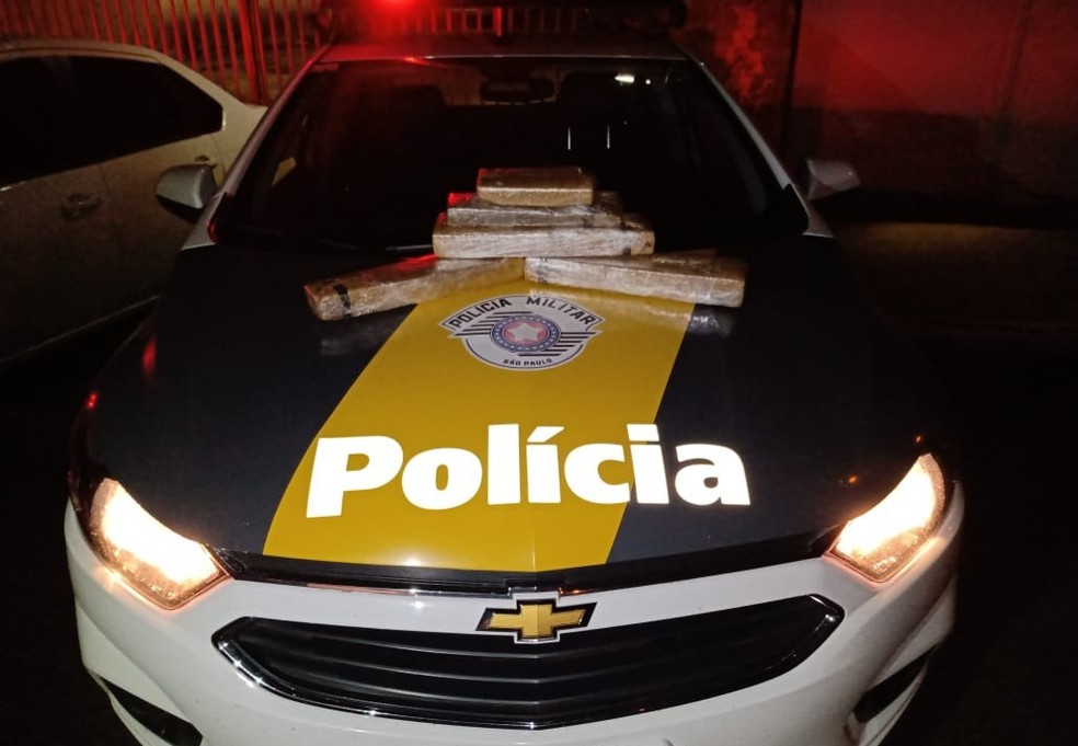 Foragido por latrocínio é preso com drogas dentro do carro em rodovia