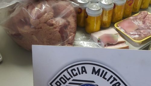 Casal de namorados é preso por furto depois de passar sem pagar com carnes e cervejas em caixa de supermercado