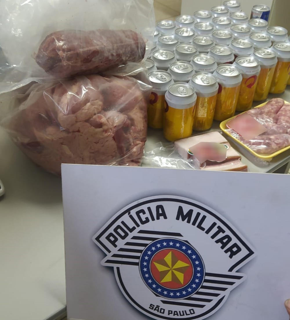 Casal de namorados é preso por furto depois de passar sem pagar com carnes e cervejas em caixa de supermercado