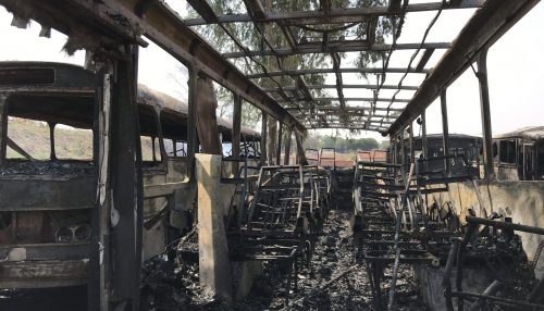 Ônibus ficam destruídos após incêndio em vegetação na linha férrea