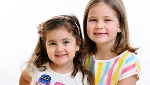 'A gente se desentende, mas se acerta', diz menina que levou puxão no cabelo após apagar vela de aniversário da irmã caçula