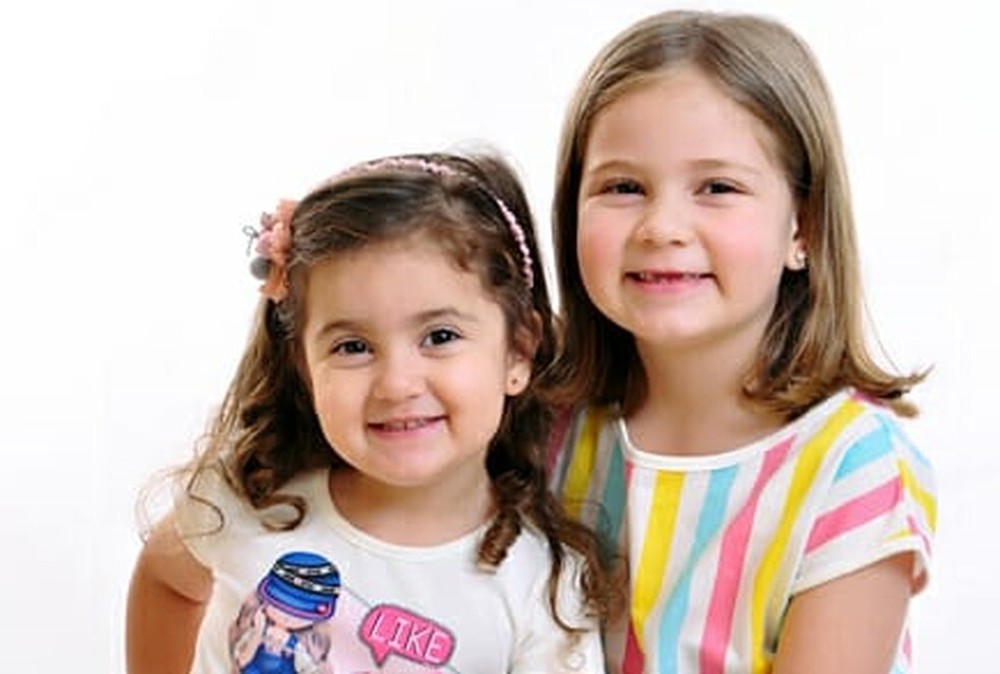 'A gente se desentende, mas se acerta', diz menina que levou puxão no cabelo após apagar vela de aniversário da irmã caçula