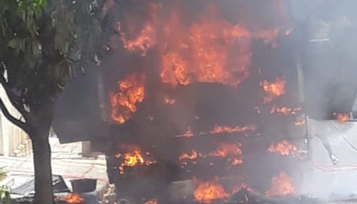 Carreta estacionada pega fogo