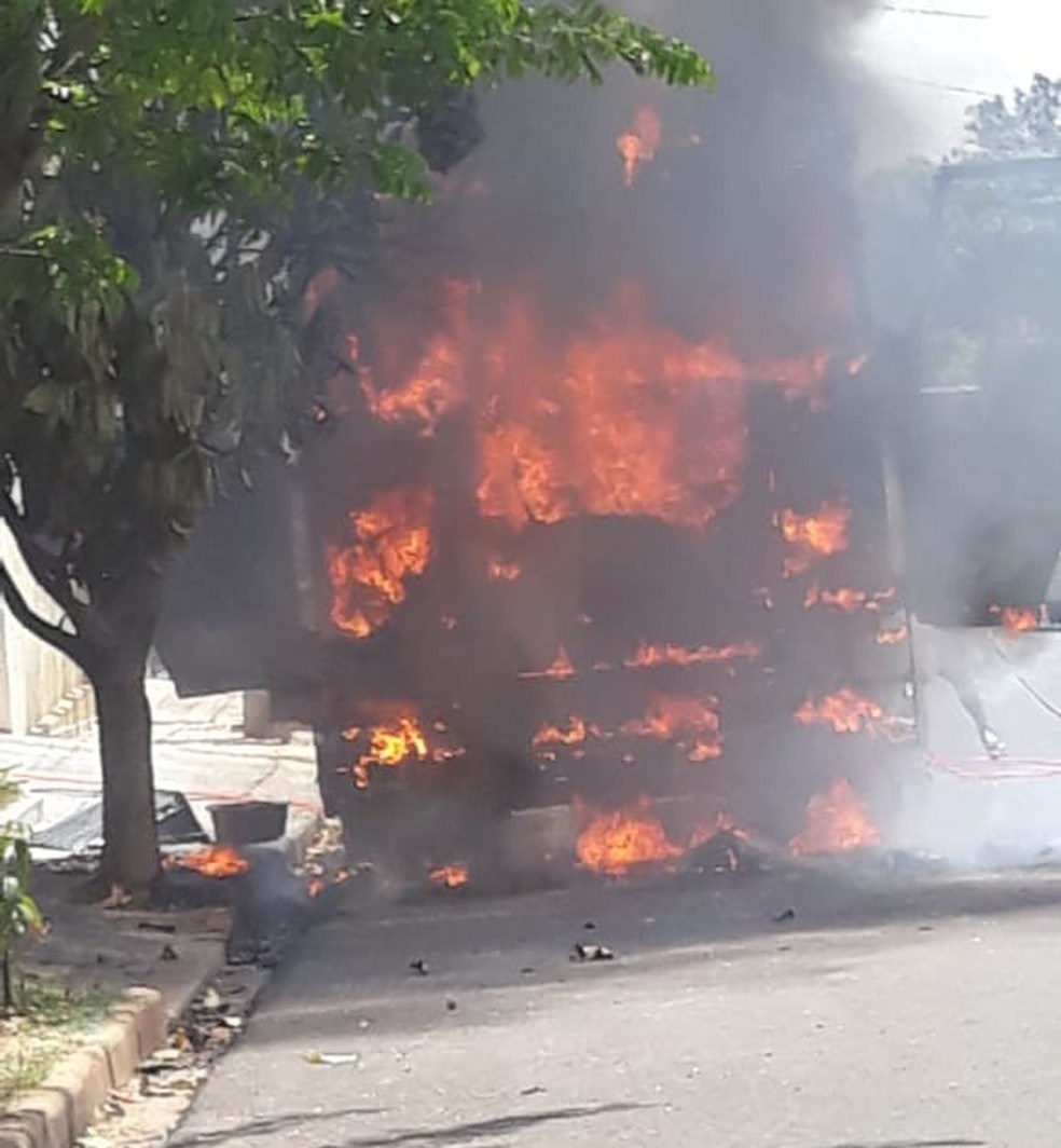Carreta estacionada pega fogo