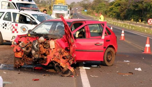 Batida frontal entre carros deixa mulher gravemente ferida na SP-284, em Rancharia