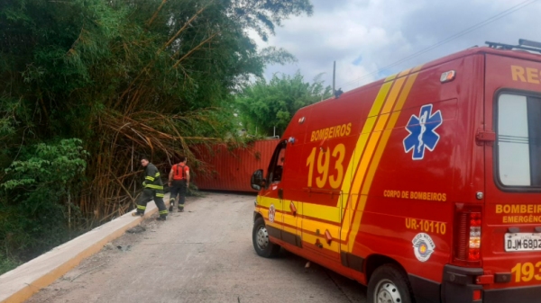 Contêiner tomba na Ponte do Rio do Peixe deixando vicinal Tupã x Quatá interditada