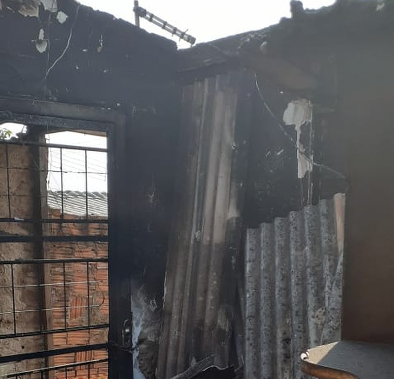 Filho põe fogo na casa com a própria mãe dentro