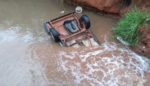 Carro vai parar dentro de córrego após cair em ribanceira em Junqueirópolis; 3 pessoas ficam feridas