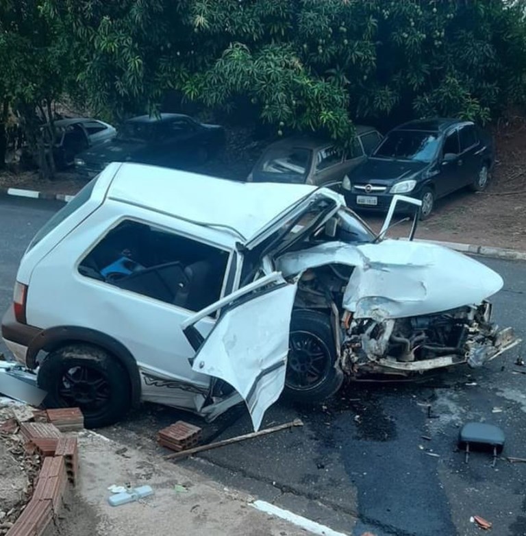 Rapaz morre e adolescente fica gravemente ferida em acidente